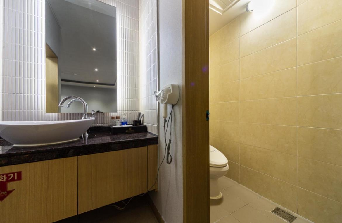 Gallery Hotel Gwangju Metropolitan City Bagian luar foto