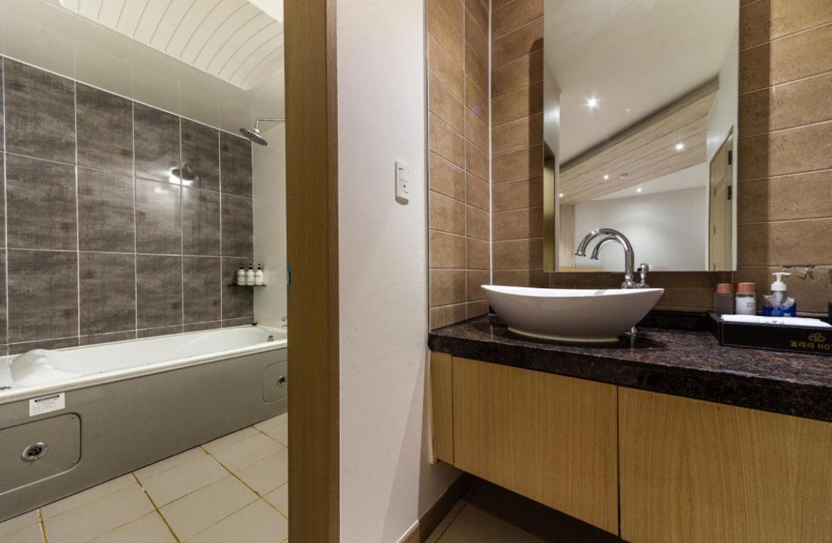 Gallery Hotel Gwangju Metropolitan City Bagian luar foto